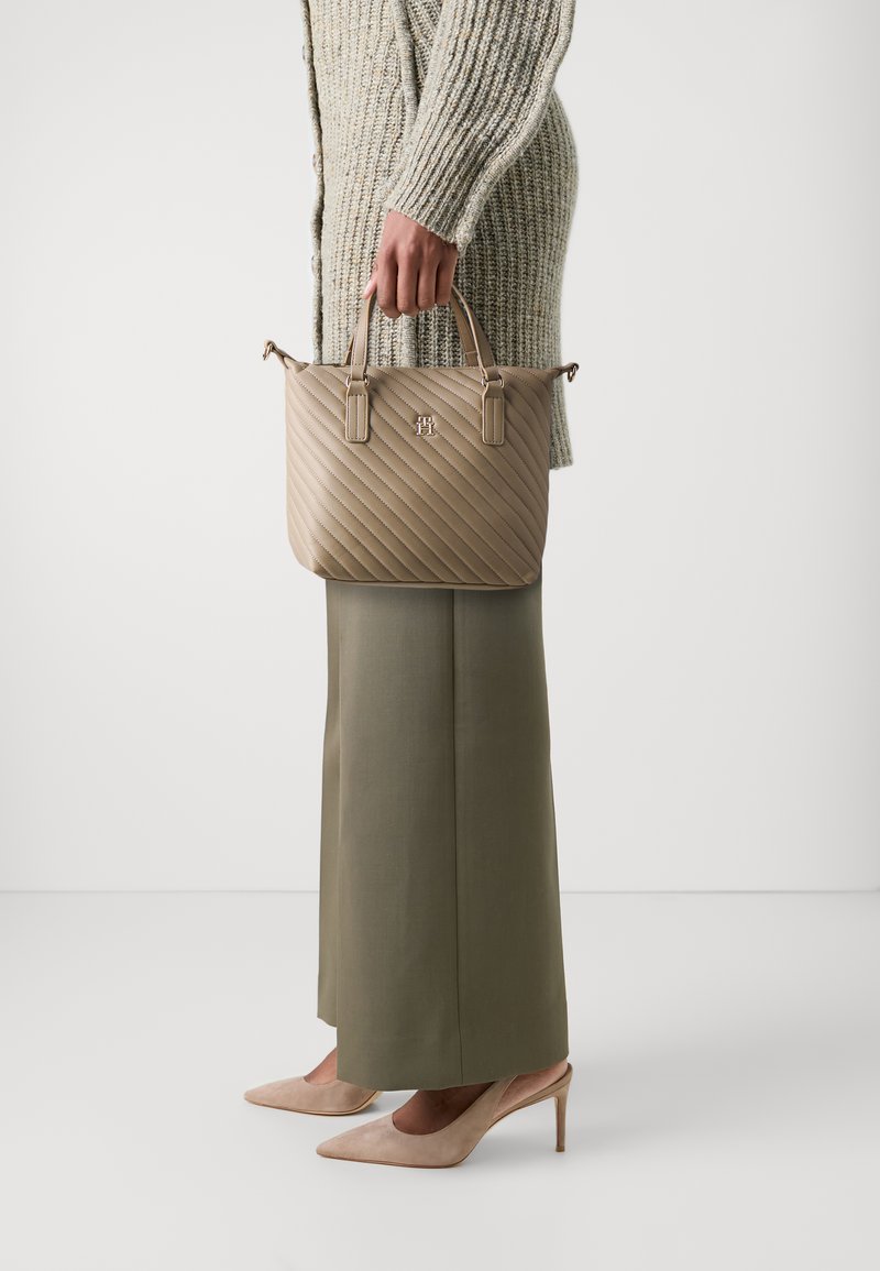 Tommy Hilfiger POPPY REFORM SMALL TOTE  - Rokassoma - beige