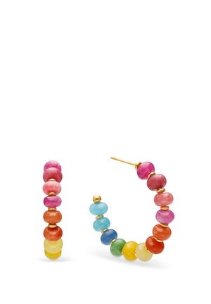 Pendientes de aro con cuentas de colores y piedras redondas en rosa, rojo, naranja, amarillo, verde, azul y morado, separados por pequeños anillos dorados.