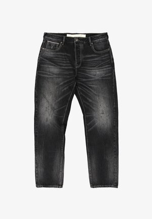 Zwarte vervaagde denim jeans met kreukels, vijf zakken en een knoopsluiting, plat gelegd op een witte achtergrond.