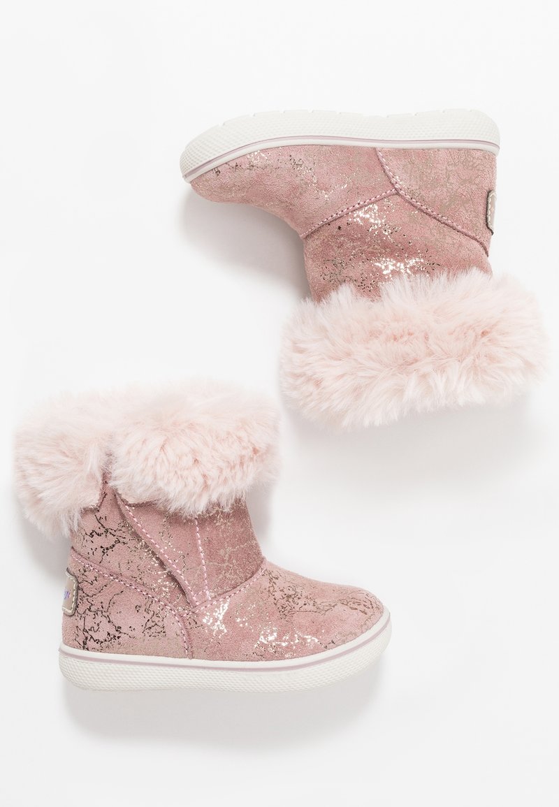 Bottes roses pour tout-petit avec semelles blanches, matériau texturé brillant et bordures en fourrure duveteuse.