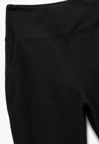 Sorte atletiske leggings med en bred talje, tekstureret stof og sidelommer til opbevaring. Enkel design uden bemærkelsesværdige mønstre.