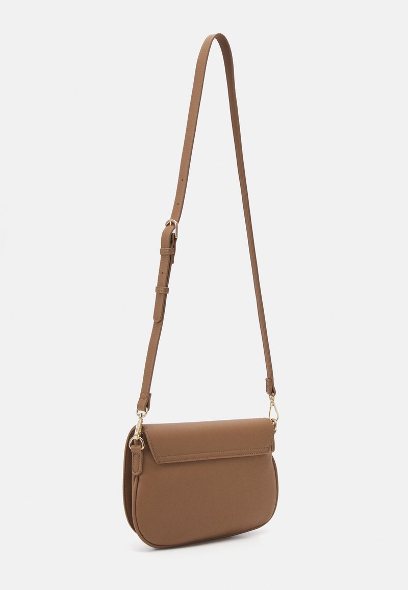 Sac bandoulière en simili cuir marron avec une bandoulière réglable, de forme rectangulaire, avec fermeture à rabat et un subtil détail de couture.