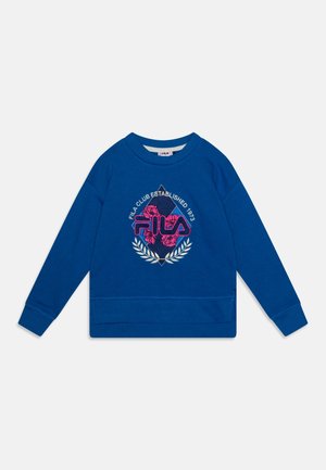 Niebieska bluza z długim rękawem i okrągłym dekoltem, z centralnym logo Fila, różowymi kwiatami oraz napisem "Fila Club Established 1913" nad kształtem diamentu.