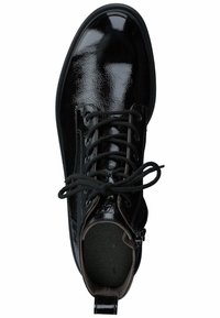Botín de tobillo de charol negro con punta redondeada, parte delantera con cordones y cremallera lateral. Cuenta con una textura suave y un interior acolchado y confortable.