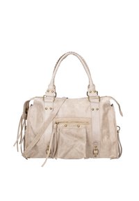 Sac à main en cuir beige avec ferrures dorées, double poignée et bandoulière réglable. Dispose d'une poche zippée frontale et d'accents à franges.