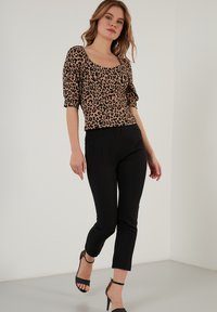 LELA Slim Fit - Camicetta - black lepoard