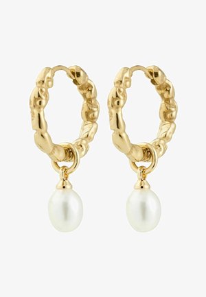 Gouden textuur oorringen met een enkele witte parelhangpendant aan elke ring, tegen een witte achtergrond.