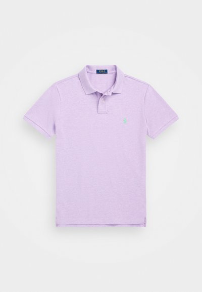 Λιλά πόλο μπλούζα από βαμβάκι, με κλασικό γιακά, κοντό μανίκι και μικρό πράσινο λογότυπο στο αριστερό μέρος του στήθους. Λείος υφασμάτινος τύπος.