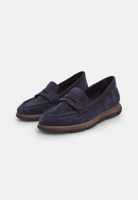 Tumesinine sametist loafers, millel on tikandi detail ja ümar varvas. Pruun kummist tald tekstuursete aktsentidega. Madal konts mugavuseks.