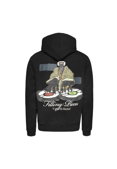 Schwarze Kapuzenjacke mit einem grafischen Design auf der Rückseite, das eine Figur und Schallplatten zeigt. Enthält den Text "Filling Pieces" und "United By Rhythm".