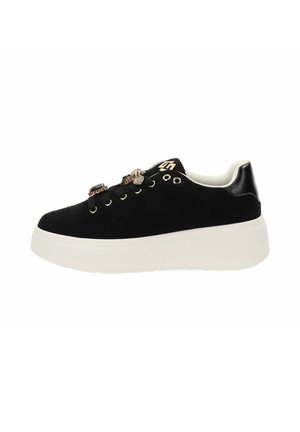 Sneaker nera in suede con suola bianca platform, presenta dettagli decorativi sui lacci, accenti dorati e un retro nero a contrasto.
