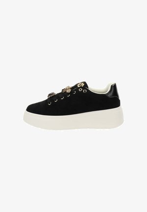 Sneakers en suède noir avec semelle plateforme blanche, dotés de quincaillerie décorative sur les lacets, d'accents dorés et d'un dos noir contrastant.