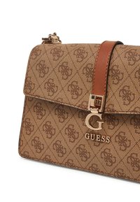 Borsa a tracolla marrone con motivo, finitura testurizzata, dotata di una chiusura in metallo dorato e di una tracolla in pelle beige, con il logo del marchio impresso.
