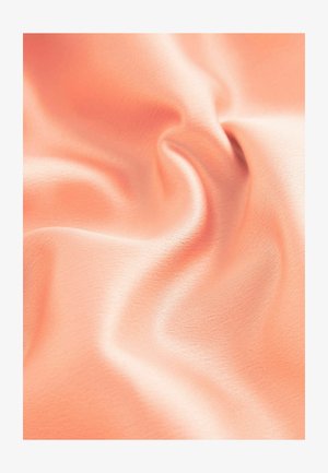 Tessuto color pesca con una consistenza liscia e lucida, che mostra onde e pieghe delicate che suggeriscono flessibilità e morbidezza.