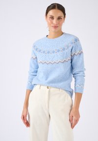 Pullover azzurro chiaro in maglia con scollatura tonda e yoke decorato. Presenta accenti pastello e dettagli testurizzati. Abbinato a pantaloni in velluto a coste color crema.