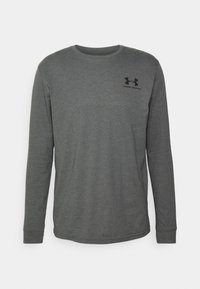 T-paita pitkillä hihoilla tummanharmaana, pehmeästä kankaasta. Erittäin pyöreä kaula-aukko ja pieni musta logo vasemmassa rinnassa. Silkkinen pinta.