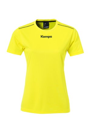 Geel sportshirt met korte mouwen van lichte stof. Heeft een ronde hals en een zwart logo "Kempa" op de voorkant. Inclusief contrasterende stiksels.