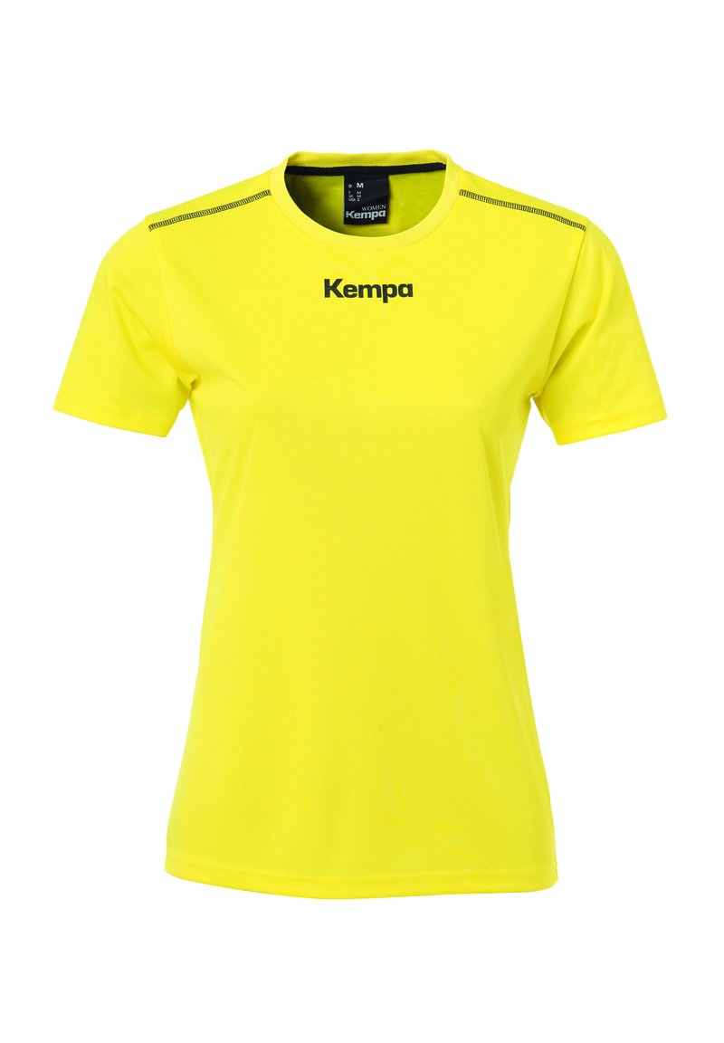Geel sportshirt met korte mouwen van lichte stof. Heeft een ronde hals en een zwart logo "Kempa" op de voorkant. Inclusief contrasterende stiksels.