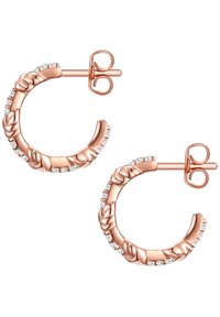 Orecchini a cerchio in oro rosa con un design intrecciato e pietre trasparenti incastonate lungo il bordo. Fissati con un perno e chiusura a farfalla.