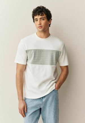 REGULAR FIT - BLOCK  - Nyomott mintás póló - ecru