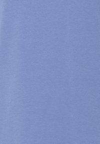 Tessuto semplice di colore azzurro chiaro con una texture morbida e liscia, che mostra leggere pieghe e sottili variazioni di colore.