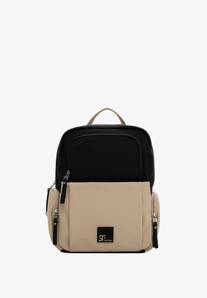 Zwarte en beige rugzak met ritsvakken aan de voorkant en zijkant, een handvat aan de bovenkant en het Suri Frey-logo op het voorvak.