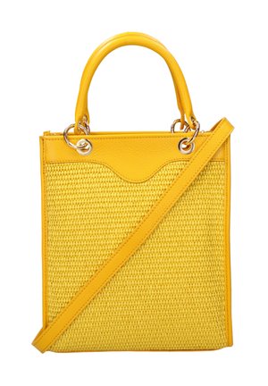 Borsa tote intrecciata gialla con rifiniture in pelle, doppi manici e tracolla regolabile, isolata su sfondo bianco.