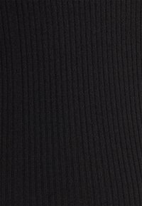 Tissu noir à côtes avec des lignes verticales, présentant une texture lisse et une légère élasticité, adapté à diverses applications vestimentaires.