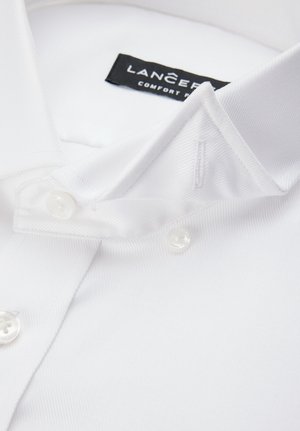 Biała koszula zapinana na guziki z kołnierzem typu włoskiego, wykonana z tkaniny o fakturze, z przezroczystymi guzikami i czarną metką z logo "LANCER".