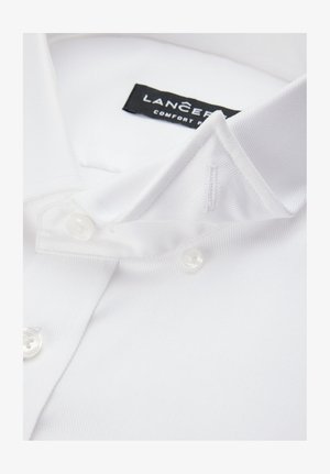 Biała koszula zapinana na guziki z kołnierzem typu włoskiego, wykonana z tkaniny o fakturze, z przezroczystymi guzikami i czarną metką z logo "LANCER".