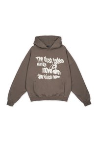 Felpa con cappuccio marrone realizzata in tessuto morbido, con testo grafico bianco sul davanti e una vestibilità ampia, dotata di tasche laterali e polsini a costine.