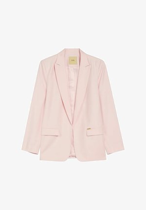 Jasnoróżowa damska marynarka z klapami z wycięciem, przednimi kieszeniami z patkami i długimi rękawami, prezentowana na białym tle.