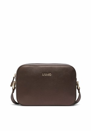 Hnědá obdélníková crossbody taška s texturovanou kůží, kovovými doplňky ve zlaté barvě a logem "LIU JO" umístěným uprostřed na přední straně.