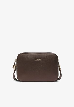 Hnědá obdélníková crossbody taška s texturovanou kůží, kovovými doplňky ve zlaté barvě a logem "LIU JO" umístěným uprostřed na přední straně.