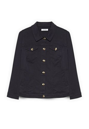 Czarna kurtka dżinsowa z długimi rękawami, spiczastym kołnierzem, guzikami w złotym odcieniu oraz dwoma kieszeniami na piersi z patkami zapinanymi na guziki.