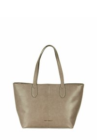 Sac fourre-tout texturé beige avec deux longues anses, présentant un motif de peau de reptile et un logo doré sur le côté avant inférieur.