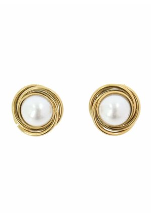 Orecchini a bottone circolari in oro con grandi perle bianche centrali, circondati da molteplici anelli d'oro intrecciati.