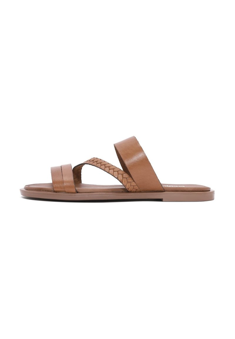 Chanclas de cuero marrón con dos correas anchas y una correa trenzada. Suela plana con un ligero tacón, textura suave y diseño minimalista.