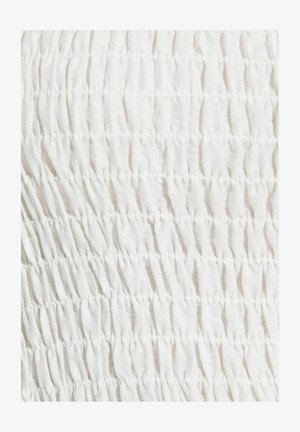 Tela blanca con fruncido elástico apretado que crea un patrón texturizado y recogido en toda la superficie.