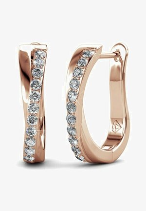 Orecchini a cerchio in oro rosa con design curvo, arricchiti da una fila di cristalli trasparenti scintillanti su un lato. Finitura lucidata.