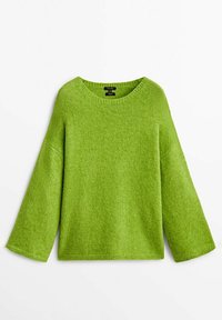 Pull vert vif à manches longues et col rond, avec une texture douce et duveteuse et une coupe décontractée, présenté sur un fond blanc.