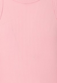 Helles rosa, geripptes Tanktop mit rundem Ausschnitt und feiner vertikaler Textur. Der Stoff scheint weich und figurbetont zu sein.