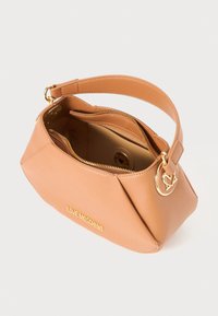 Borsa a tracolla in pelle sintetica di colore tan, con forma trapezoidale, accessori in oro, chiusura con zip e logo impresso. Presenta un manico corto.