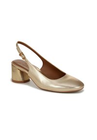 Décolleté slingback in metallo dorato con punta arrotondata, tacco basso a blocco e cinturino alla caviglia regolabile. Texture liscia e lucentezza sottile.