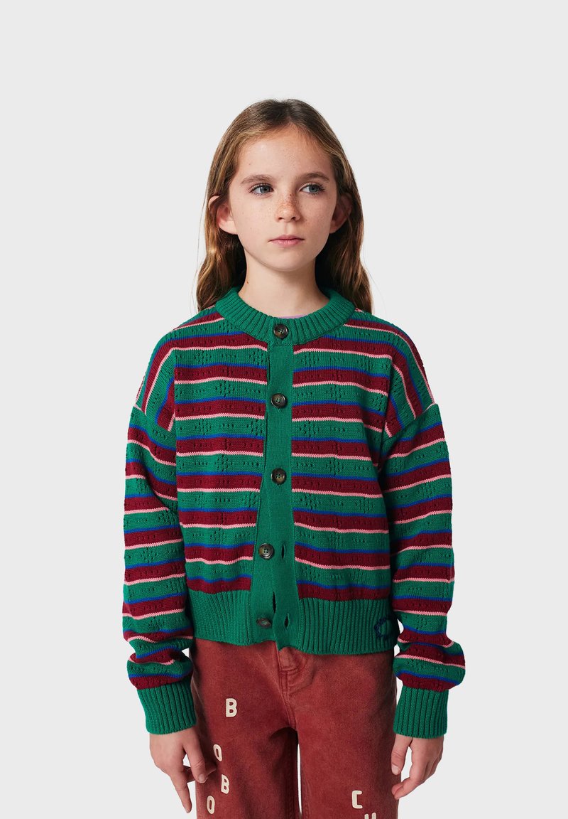 Cardigan rayé vert et rouge avec un bouton sur le devant, poignets et ourlet côtelés. Fait en matériau tricoté, il offre une coupe décontractée et une texture subtile.