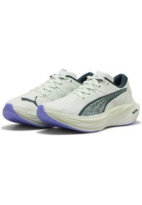 Scarpe atletiche bianche con una tomaia in mesh, dettagli verde scuro e suola viola. Le caratteristiche includono lacci, motivi testurizzati e logo.