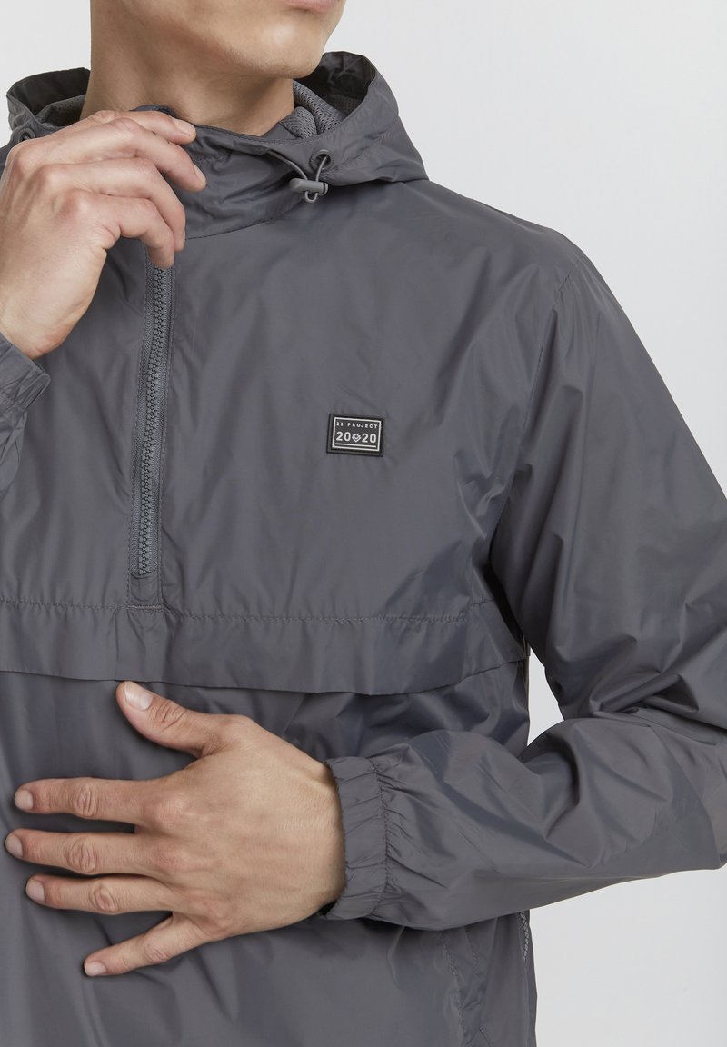 Herren Leichte Jacken | 11 Project PRSKOV Windbreaker iron gate/grau - AV74784 Herren Leichte Jacken | 11 Project PRSKOV Windbreaker iron gate/grau - AV74784