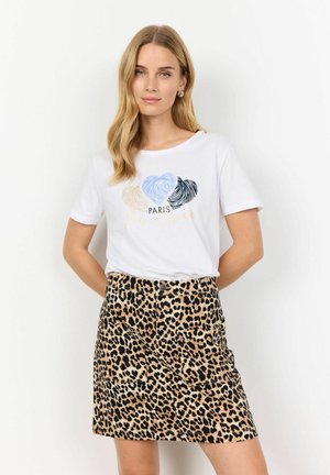 Witte t-shirt met een gekleurd hartgrafiek en de tekst "PARIS", gecombineerd met een lichtbruine kokerrok met luipaardprint, die voorzien is van zakken en een aansluitend ontwerp.