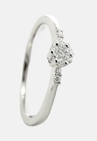 Weißgoldring mit einer Gruppe runder Diamanten in der Mitte, umgeben von weiteren Diamanten auf beiden Seiten, die in einem glatten Band gefasst sind.