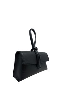 Czarna skórzana torebka kopertowa o gładkiej fakturze, prostokątnym kształcie i pętlanym uchwycie. Posiada zapięcie na klapę z przodu.